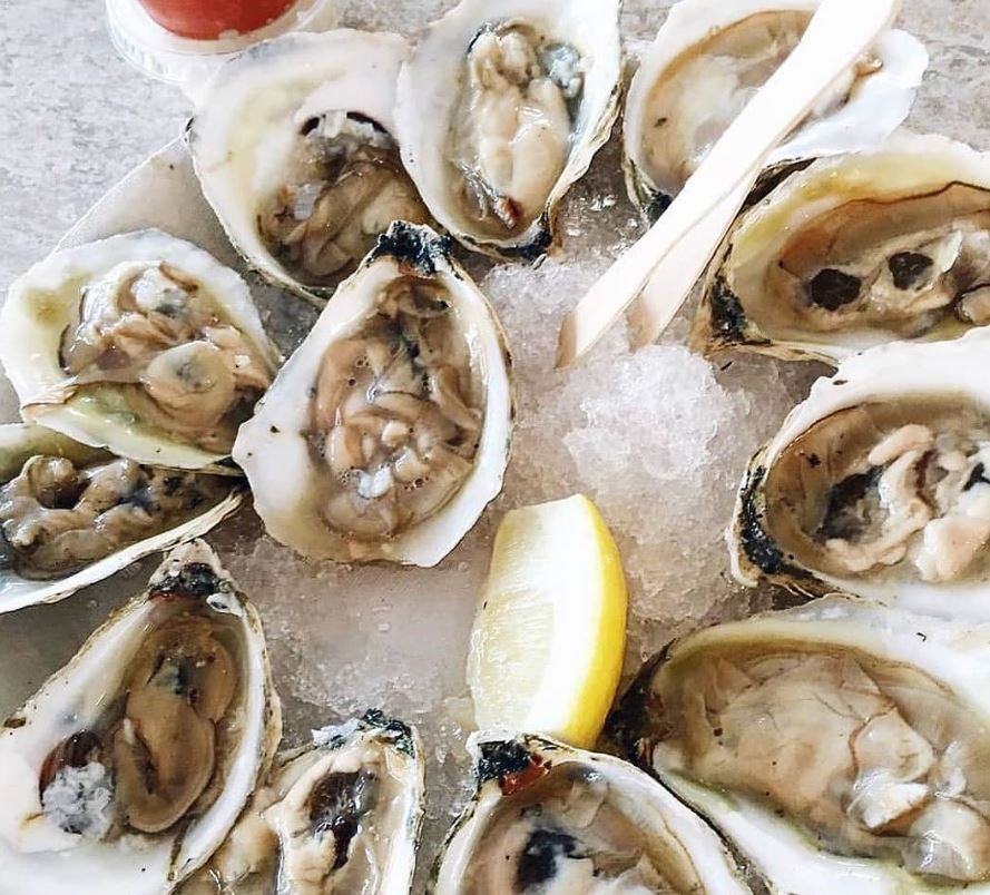 https://medqaz.com/wp-content/uploads/2020/11/How-to-Eat-Raw-Oysters.jpg