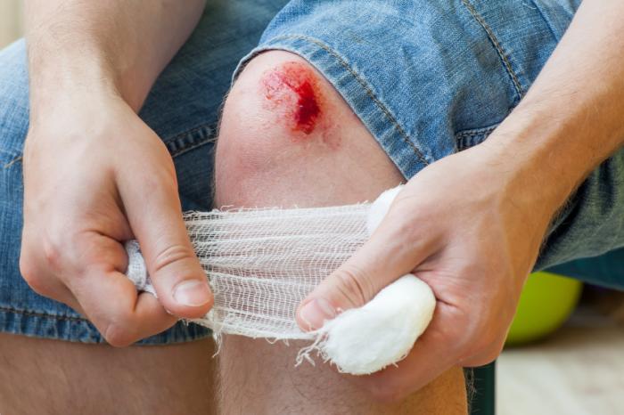 https://medqaz.com/wp-content/uploads/2020/12/wound-on-the-knee-being-treated.jpg